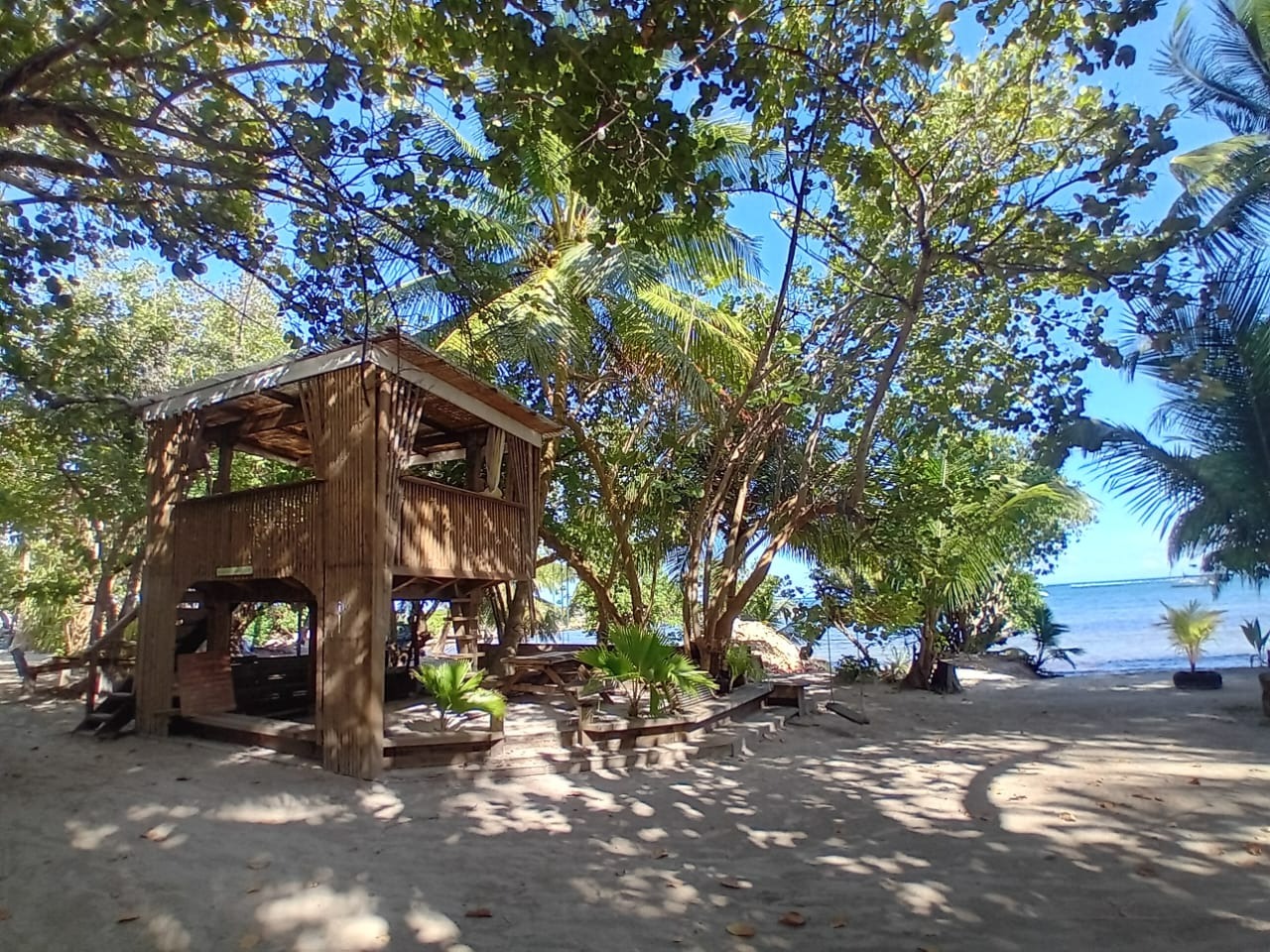Beach Bar, Restaurant et Centre d’expressions culturels, artistiques et éducatives des nations créoles autour du développement durable dans la Caraïbe. 